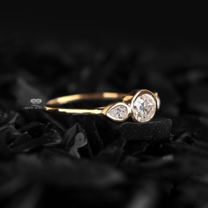 Bague de fiançailles et de mariage en or jaune 14 carats avec diamant ovale de laboratoire serti clos et trois pierres latérales en forme de poire, haute qualité EGL - Product Image 4