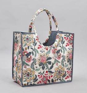 Sac fourre-tout matelassé en coton imprimé à la main : Sac de plage floral - Product Image 1