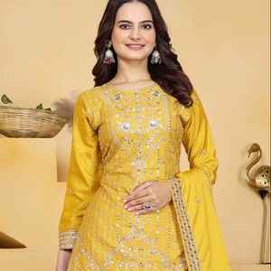 Traje Sharara de Crepé Natural con Bordado de Diseñador y Trabajo de Bordado con Lentejuelas - Product Image 1