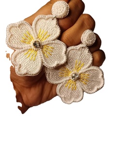 Pendientes florales de margaritas bordadas con cuentas de la mejor calidad Pendientes florales de margaritas en el arco iris con cuentas para mujeres y niñas Etsy - Product Image 2