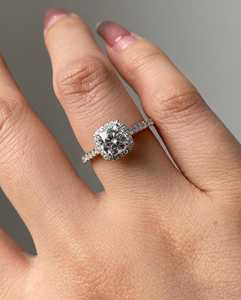Bague de fiançailles Cushion Lab Grown Diamond Halo |   Bague personnalisée en or 14 carats ou en argent, certifiée IGI - Product Image 5