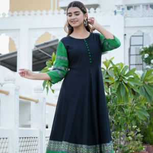 ชุดอานาร์กาลีคุร์ตาผ้าฝ้ายสีเขียวพิมพ์ลายดอกไม้สำหรับผู้หญิง แขนสามส่วน คอเสื้อแบบพิเศษ สวมใส่สบายๆ ในฤดูร้อน สไตล์ชาติพันธุ์ ผลิตจากวัสดุรีไซเคิล - Product Image 1