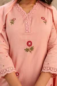 Ensemble de costume trois pièces en coton soyeux rose luxueux brodé avec kurta droit, pantalon et dupatta assortis - Product Image 3