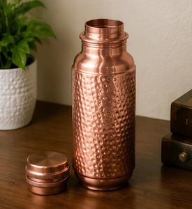 Thermos en cuivre avec texture martelée, design classique, vaisselle portable pour usage domestique - Product Image 3