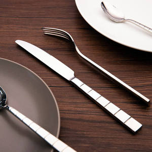 Ensemble de couverts en métal argenté de qualité supérieure Lavie Creations, poli à la main, bords arrondis lisses, pour une expérience culinaire confortable - Product Image 2