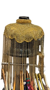 Capa de Noche Hecha a Mano con Diseño Geométrico Dorado Texturizado, Larga con Flecos y Cuentas, Lentejuelas y Bordado, Talla Grande para Fiesta - Product Image 2