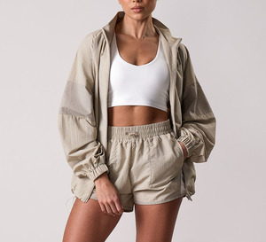 Ensemble coupe-vent léger pour femme avec sweat à capuche froissé et short, tenue de sport décontractée, ensemble de survêtement 2 pièces assorti avec taille élastique - Product Image 1