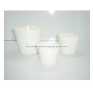 Juego de Tres Macetas Clásicas de Hierro Galvanizado Blancas para Decoración del Hogar, Uso Interior/Exterior, Ecológicas para Hoteles - Product Image 1