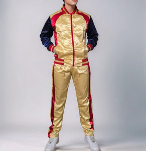 Survêtement en satin brillant personnalisé avec bandes latérales, ensemble de jogging sportif deux pièces pour homme et femme, idéal pour les tenues décontractées - Product Image 2