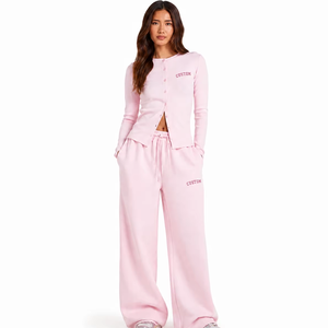 Ensemble de survêtement rose pour femme avec haut à boutons et pantalon large, tenue décontractée de fitness, ensemble deux pièces personnalisable avec logo - Product Image 1