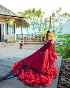 Vestido Largo de Satén Rojo con Hombros Descubiertos, Cola de Capilla, Decoraciones Florales y de Cristal, Estilo Romántico Vintage Ecológico - Product Image 5
