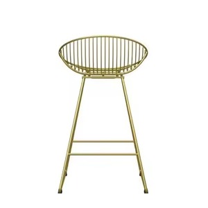 Tabouret et chaise de bar en bois de pin massif naturel, fabrication directe, plateau carré, pour utilisation dans les pubs, les bières-terrasses et les comptoirs. - Product Image 2