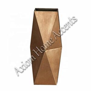 Vase en métal chic avec élégance moderne fabriqué à la main par Axiom Home Accents Glaçure transparente unique et élégante pour la décoration intérieure - Product Image 6