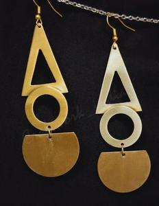 Pendientes de latón dorado chapado en oro, fabricados en India, con un diseño de lujo para damas, a un precio competitivo. - Product Image 3