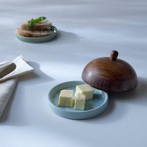 Contenedor de Mantequilla Contemporáneo con Tapa, Diseño de Plato Ancho, Acabado Liso y Elegante, para Guardar Mantequilla en la Mesa - Product Image 2