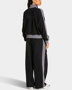 Survêtements pour femmes en deux pièces, veste de football noire à fermeture éclair personnalisée OEM et pantalon de jogging à jambes larges avec rayures, vêtements de sport respirants - Product Image 2