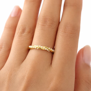 Anillo Minimalista de Plata de Ley 925 con Perla y Oro de 14K, Banda Delicada – Regalo para Dama de Honor / Cumpleaños - Product Image 1