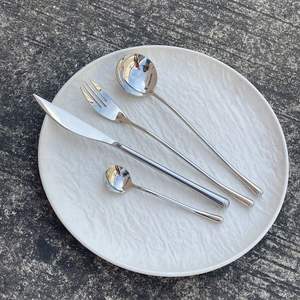 Juego de cubiertos de metal artesanal que ofrece un diseño único con un acabado fino y una funcionalidad práctica. - Product Image 1