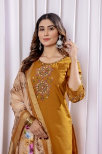 Elegante conjunto de Kurti, pantalón y dupatta de corte recto. Graciosa y moderna, eternamente clásica. - Product Image 2