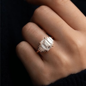 Anillo de Diamante Cultivado en Laboratorio con Corte Esmeralda de 3CT, con Detalles de Baguette, Oro Amarillo de 14K - Product Image 3