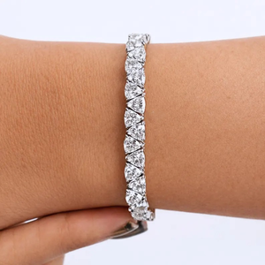 Pulsera de tenis de moissanita con corte trillón, pulsera de boda, pulsera de lujo con diamantes de corte trillón, regalo para la futura novia - Product Image 1