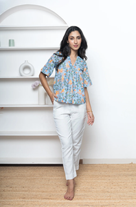 เสื้อผูกคอพิมพ์ลายดอกไม้สำหรับผู้หญิงคอวีลำลองแขนปกติระบายอากาศได้ดีดีไซน์ที่ยั่งยืน - Product Image 4