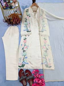 Lanzamiento del Nuevo y Elegante Conjunto de Fiesta de Diseñador: Vestido Largo de Corte Regular con Estampado de Vidrio Romano y Dupatta, Sin Arrugas y Reversible - Product Image 6
