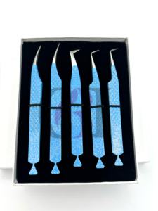 แหนบต่อขนตาสแตนเลสเคลือบสีฟ้าไอซ์บลูแบบแยกส่วนได้ดีเยี่ยม 90 องศา ด้านหลังใหม่ประดับด้วยกลิตเตอร์สีเงินเพชร - Product Image 5