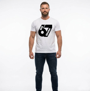 เสื้อยืดแขนสั้นสีขาวสำหรับผู้ชาย Six Seven พิมพ์ลายโลโก้สีดำ คอกลม ทรงลำลอง ผ้าฝ้าย ความยาวปกติ - Product Image 1