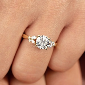 Bague de fiançailles en diamant de laboratoire taille ronde 1,80 carat, or jaune, pierres latérales marquise, bijoux fins de mariage, vente en gros - Product Image 5
