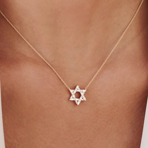 Collier pendentif en or jaune 14 carats en forme d'étoile avec diamant cultivé en laboratoire - Product Image 2