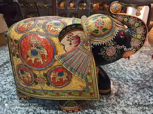 Escultura Real Decorativa con Trabajo Tradicional en Lámina de Oro e Intrincado Arte Meenakari, Estatua de Elefante de Madera Pintada a Mano - Product Image 2