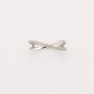 Bague torsadée croisée en argent sterling 925 pour femme avec zircone cubique pavée, style minimaliste élégant, finition polie, pour usage quotidien - Product Image 1
