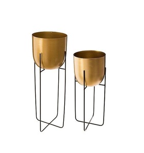 Jardinière en métal artisanale avec support, offrant une finition de qualité supérieure, une structure durable, un élément décoratif élégant pour l'affichage des plantes d'intérieur - Product Image 3