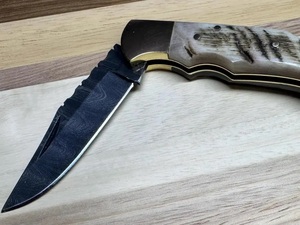 Couteau pliant artisanal en acier Damas de qualité industrielle avec manche en corne de bélier et étui en cuir pour le camping en plein air - Product Image 1