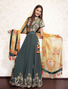Elegante conjunto de Lehenga Choli para mujer con bordado floral, cuentas de cristal, trabajo con hilo y dupatta teñida. - Product Image 2