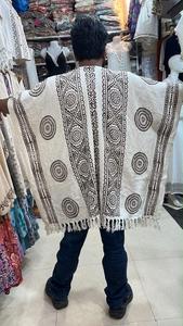 Poncho Kaftan Homme Blanc Cassé avec Imprimé Tribal Marron, Col en V, Cordon de Serrage à Pompons, Haut Ethnique Décontracté – Vente en Gros - Product Image 4