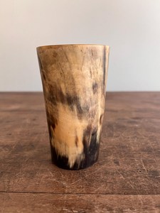 Chope à bière artisanale en corne de buffle avec poignée en acier inoxydable, style vintage rustique, pour le camping et les bars. - Product Image 5