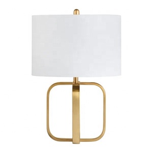 Lampe de table en métal Regal Orbit avec base en fer doré brossé, abat-jour en lin de qualité supérieure, éclairage ambiant chaleureux pour maisons de luxe - Product Image 3