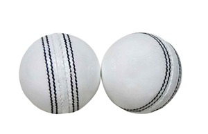 Balle de cricket classique blanche avec surpiqûres rouges, cousue à la main, équipement sportif durable - Product Image 2