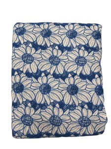 Tissu en dentelle ajourée en coton bleu et blanc cassé avec grand motif floral et motif en maille pour vêtements de créateurs (vente en gros) - Product Image 1