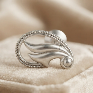 DIVYORO FEATHERED CURVE <b>STUDS</b> EARRING - Product Image 3