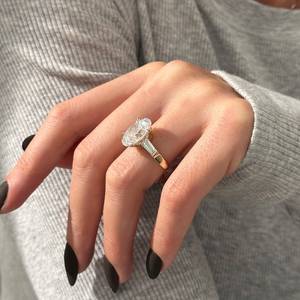 Anillo de Tres Piedras Ovalado y Baguette Cónico de 6 Quilates en Oro Amarillo de 14k, Anillo de Compromiso de Tres Piedras con Corte Catedral, Certificado IGI - Product Image 1