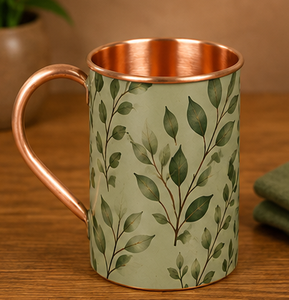 Mug en cuivre artisanal à motif botanique, avec une enveloppe extérieure vert sauge époustouflante ornée d'un élégant motif botanique feuillageux. - Product Image 1