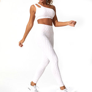 Ensemble de leggings et soutien-gorge de sport personnalisés pour femmes – Tenue de fitness et de yoga - Product Image 1