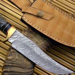Cuchillo de caza y camping ligero y duradero de acero de Damasco hecho a mano con mango de hoja de acero y guardacuchillo de latón - Product Image 3