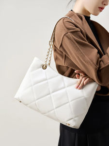 Sac fourre-tout en cuir de vachette de haute qualité OEM pour femme, sac à bandoulière souple et décontracté, fermeture éclair, couleurs personnalisables, vente en gros pour filles - Product Image 3