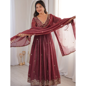 Elegante Conjunto de Kurta Larga de Seda con Lentejuelas y Pantalones de Micro Algodón, Dupatta de Encaje Bordado, Atuendo Étnico para Mujer para Ocasiones Especiales - Product Image 1