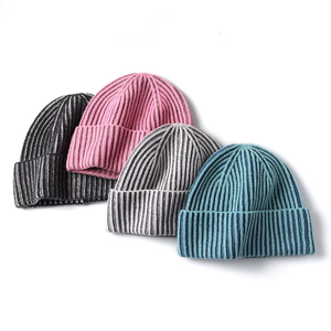 หมวกไหมพรมถักลายทางแนวตั้งสีสันผสมผสานแบบกำหนดเอง อุ่นสบายสำหรับฤดูหนาว พร้อมขอบพับได้ เหมาะสำหรับกิจกรรมกลางแจ้ง - Product Image 1