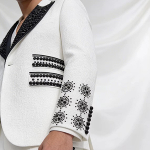 Traje Blazer Blanco Texturizado y Bordado para Hombre con Solapa y Mangas con Cuentas Negras – Traje de Diseñador para Bodas/Fiestas - Product Image 1